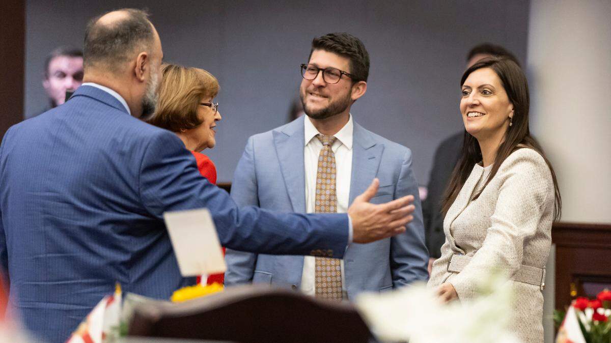 El fiscal general de Florida, James Uthmeier, y la ex vicegobernadora Jeanette Núñez asisten al primer día de la sesión legislativa en el Capitolio de Florida el pasado 4 de marzo.