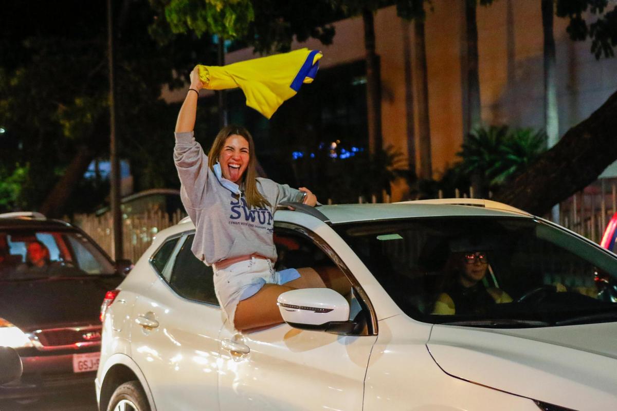 Un simpatizante de Guillermo Lasso, candidato del movimiento CREO, celebra en Guayaquil, Ecuador, el domingo 11 de abril de 2021. Lasso, un exbanquero, se declarÃ³ ganador de una segunda vuelta en las elecciones presidenciales superando al economista AndrÃ©s Arauz, un protegido del expresidente Rafael Correa. (AP Foto/Angel Dejesus)