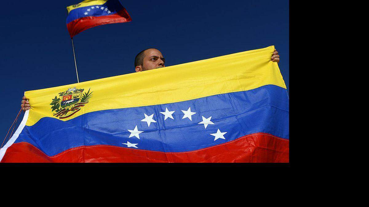 Un venezolano muestra su bandera durante una manifestación en Madrid, en abril de 2013. Archivo/Getty Images).