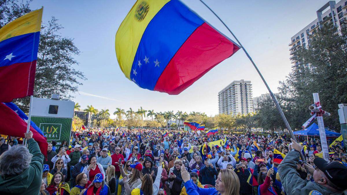 Miembros de la comunidad venezolana en Miami se reunieron frente al Ayuntamiento de Doral en apoyo a Edmundo González y María Corina Machado.