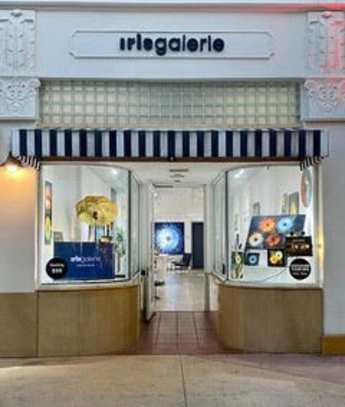 Iris Galerie en Lincoln Road. Cada tercer jueves del mes, de 6 p.m. a 8 p.m.,&nbsp;Lincoln Road&nbsp;se transforma en una vibrante galería al aire libre gracias a&nbsp;Lincoln Road Art Walk.