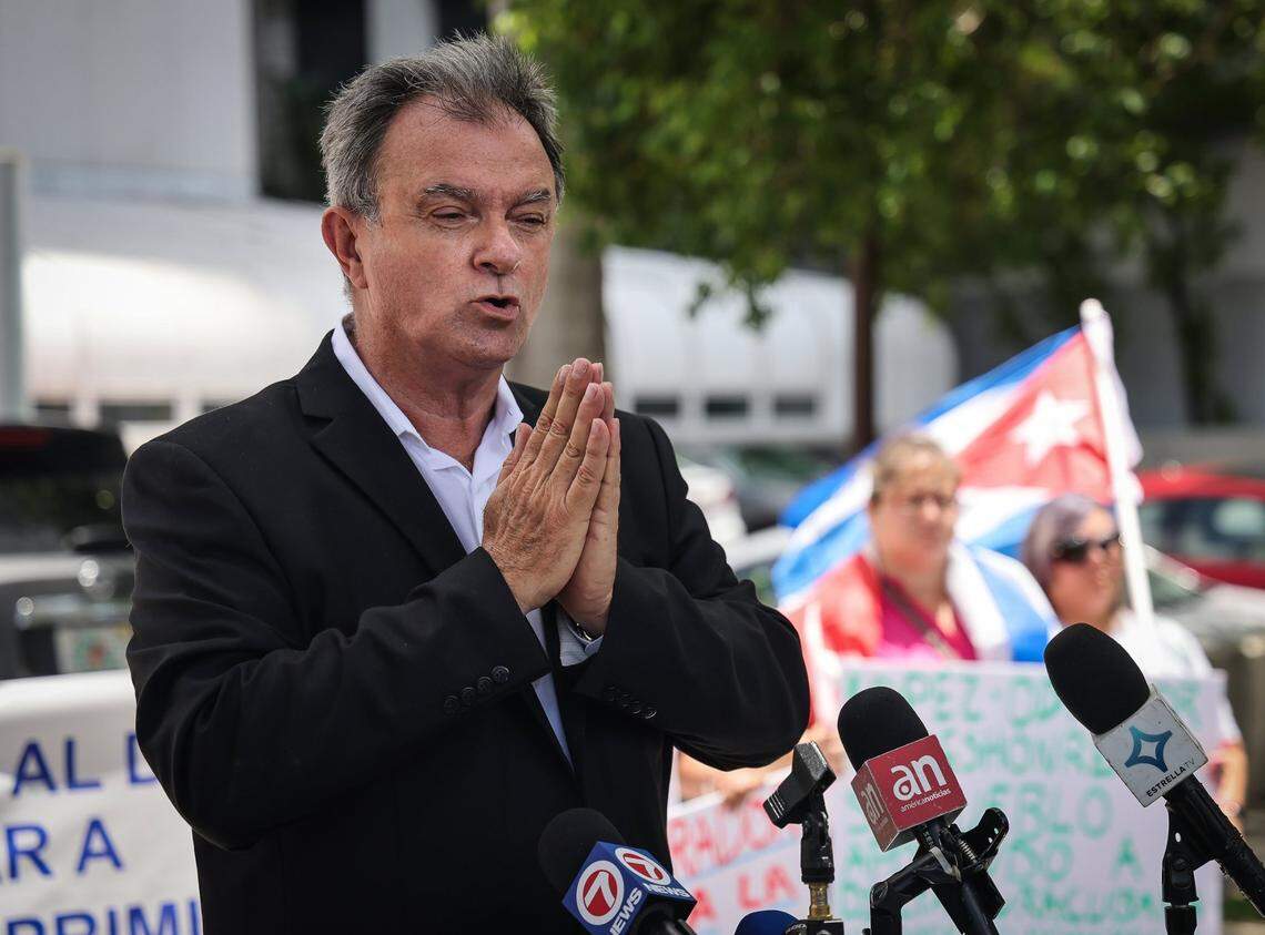 Ramón Saúl Sánchez, del Movimiento Democracia, Democracia, pide al presidente Biden que venga a Miami a hablar con los cubanos, en un encuentro de exiliados el 19 de julio.