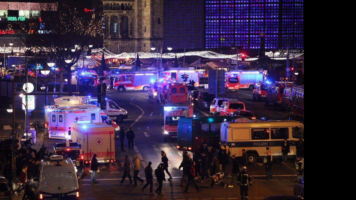 Un camión embistió el lunes un concurrido mercado navideño en el centro de Berlín, causando la muerte de por lo menos 12 personas y lesiones a otras 48, de acuerdo con la policía. 

