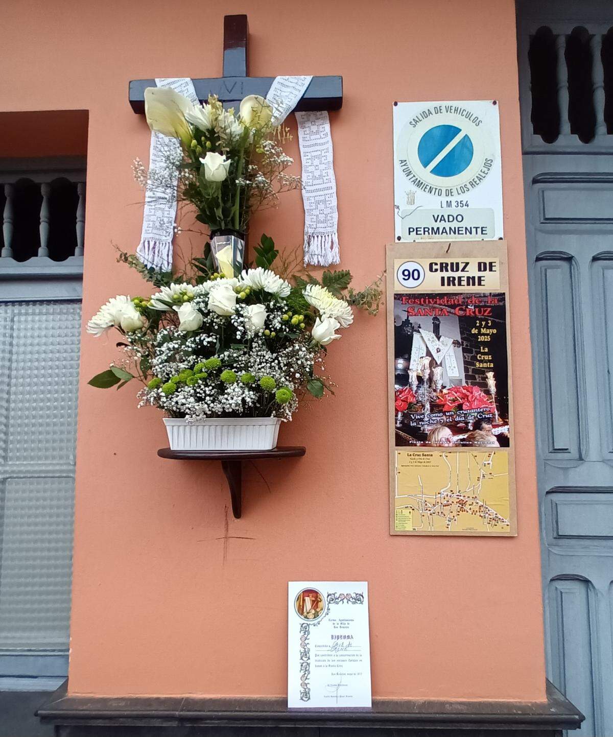 Fachada decorada y cruz con dosel de Irene.