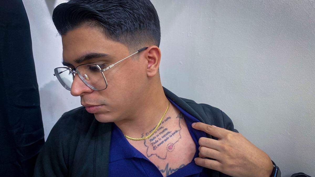 La controversia sobre los tatuajes ha desalentado la emigración a Estados Unidos desde Venezuela. Luis Abreu, quien está a punto de graduarse de la Universidad del Zulia en Maracaibo, muestra sus tatuajes y descarta rotundamente ir a Estados Unidos.