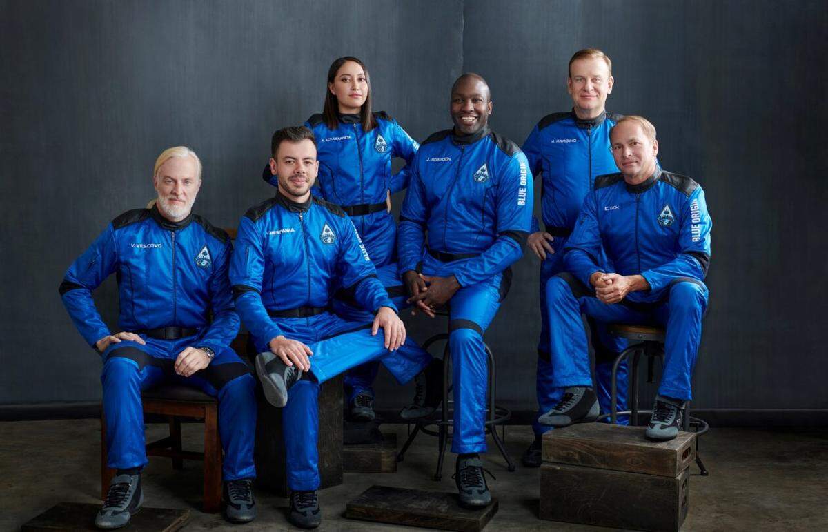 La tripulación de la misión NS-21 de Blue Origin: Victor Vescovo, Victor Correa Hespanha, Katya Echazarreta, Jaison Robinson, Hamish Harding y Evan Dick.