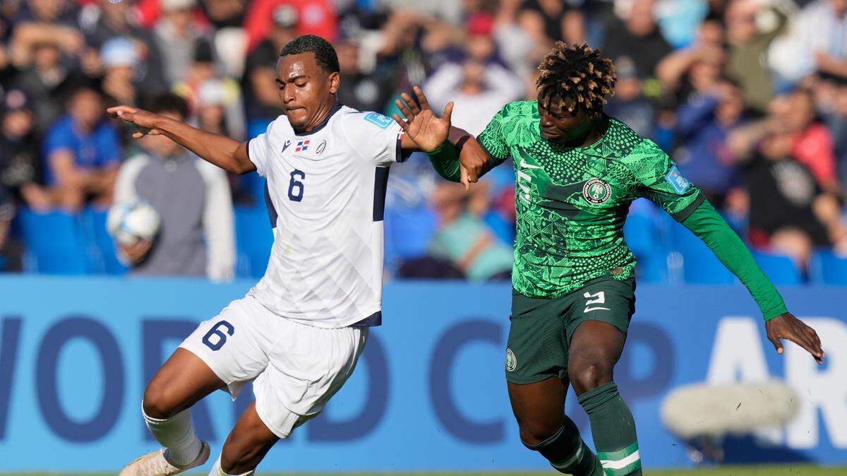 El dominicano Israel Boatwright (izquierda) y el nigeriano Abel Ogwuche pugnan por el balón en el partido del Mundial sub-20, celebrado el domingo 21 de mayo de 2023, en Mendoza, Argentina.