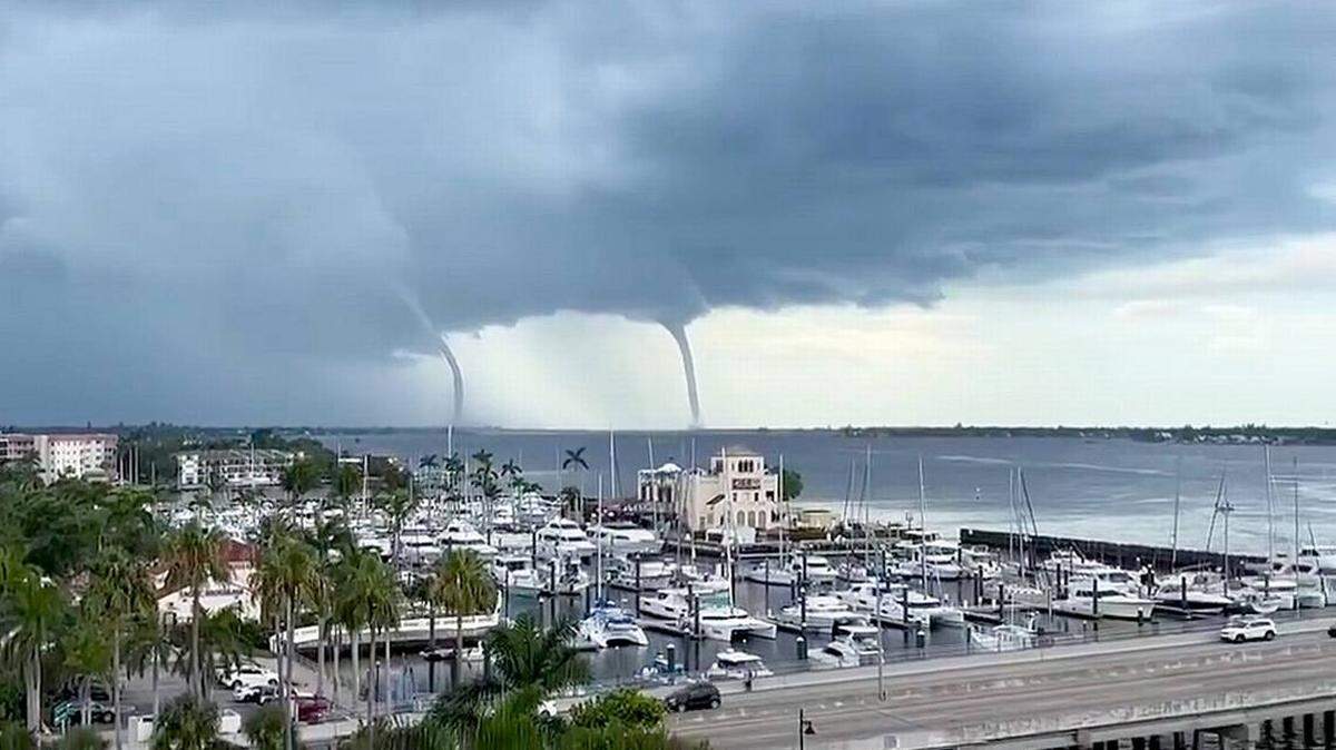 El alcalde de Bradenton, Gene Brown, grabó en video dos mangas marinas hacia la desembocadura del río Manatee el domingo 22 de junio de 2025.