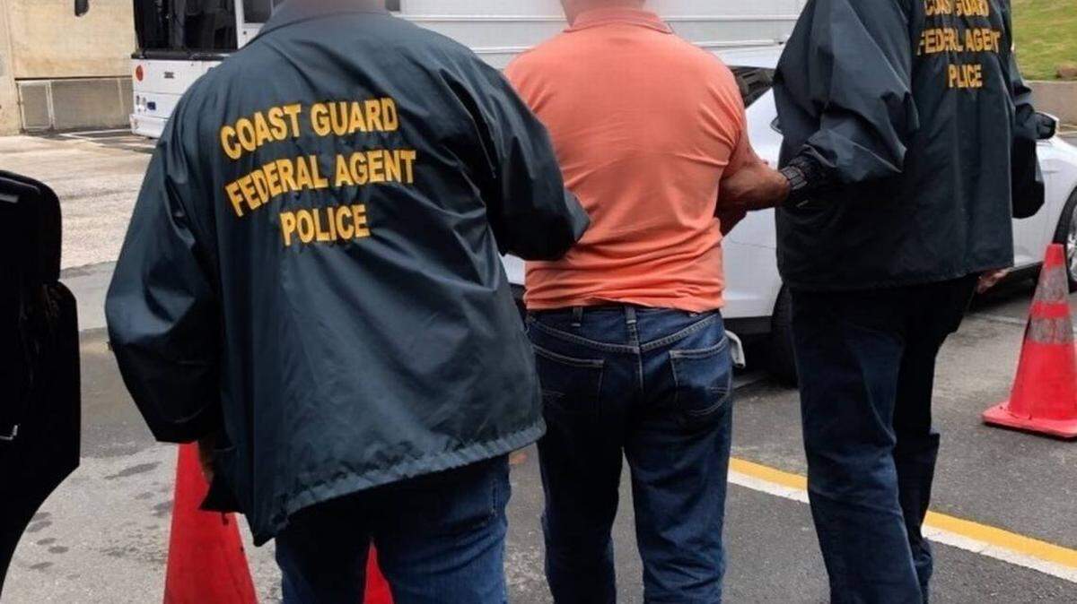 Agentes del Servicio Guardacostas realizan un arresto en Puerto Rico el 17 de enero. El sospechoso está acusado de haber apuntado con un rayo láser a un helicóptero del Servicio Guardacostas.