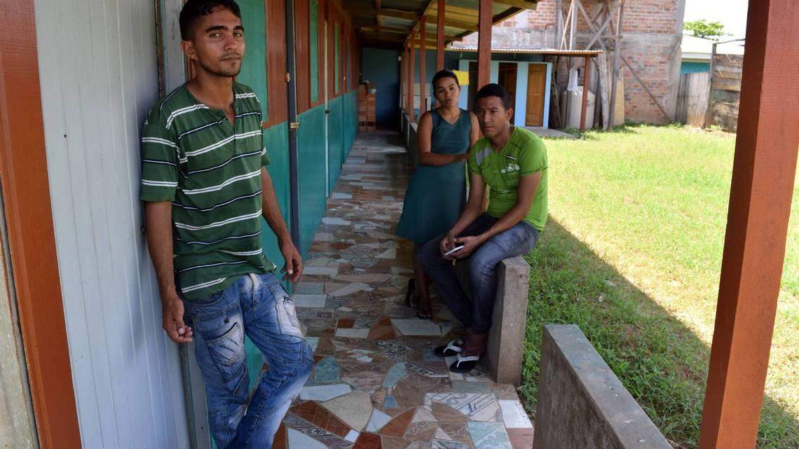 Leonardo León (izq.),  Carolina Alvarez y Adner Guerra, son algunos de los venezolanos que han escogido la pequeña ciudad peruana de  Iñapari como su nuevo hogar.