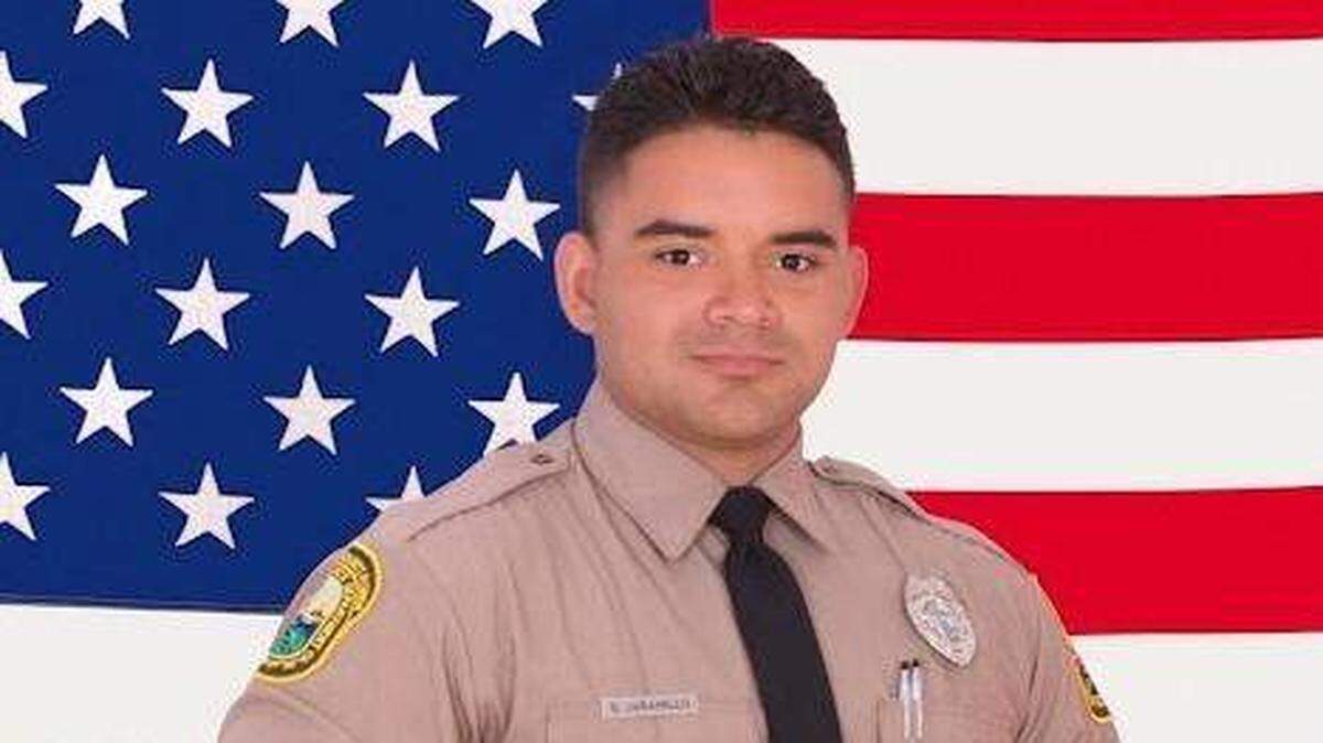 Devin Jaramillo, miembro del Departamento de Miami-Dade, fue asesinado a tiros el 7 de noviembre en el suroeste del condado mientras atendía un accidente de tráfico rutinario. Se realizará un servicio fúnebre para Jaramillo a las 10 a.m. del martes 18 de noviembre en LoanDepot Park.