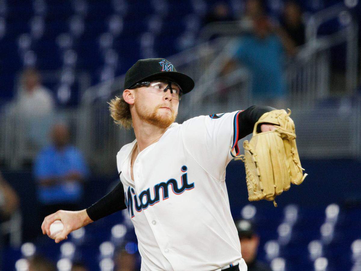 El abridor de los Marlins Max Meyer lanza en el primer inning del partido ante los Nacionales de Washington, celebrado el 3 de septiembre de 2024 en Miami.