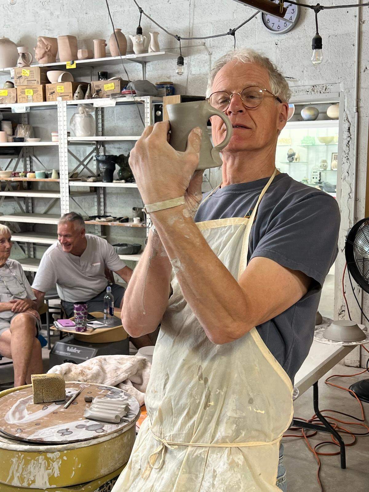 El maestro ceramista Mark Hewitt imparte un taller práctico en la Ceramic League of Miami, ejemplificando el espíritu de aprendizaje intergeneracional que define a la organización.