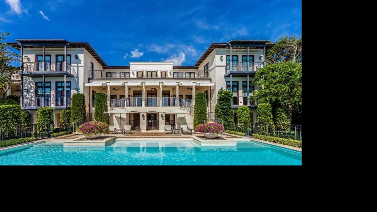 La mansión tiene siete dormitorios, una piscina, un jardín, un muelle de 52 pies y 155 pies de fachada frente a la Bahía de Biscayne.