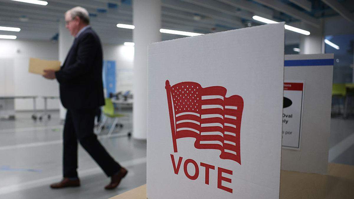 Votantes depositan sus papeletas en un centro de votación situado en la Escuela Secundaria Washington-Liberty, el 21 de abril de 2026, en Arlington, Virginia. Los electores de Virginia votaron sobre si permitir que la Asamblea General de Virginia redibuje los mapas electorales que determinan la elección de representantes al Congreso.