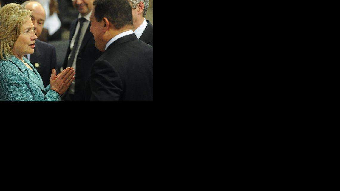 La secretaria de estado estadunidense, Hillary Clinton (i), habla con el presidente venezolano, Hugo Chávez (d), hoy, sábado 1 de enero de 2011, durante la ceremonia de investidura de la nueva presidenta de Brasil, Dlima Rousseff, quien recibió la banda presidencial de manos de su antecesor, Luiz Inácio Lula da Silva, en el Palacio de Planalto, en Brasilia (Brasil).
