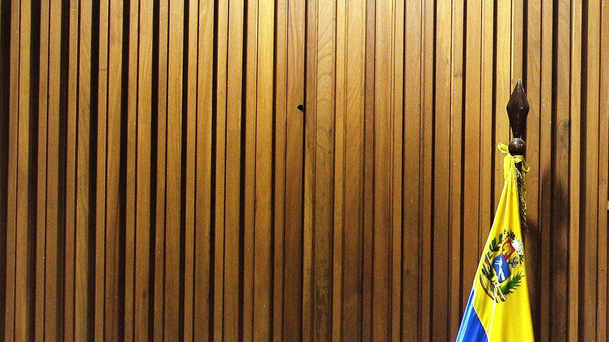  Fotografía cedida por la oficina de prensa del Tribunal Supremo de Justicia (TSJ), donde se observa al nuevo presidente del Poder Judicial, Maikel José Moreno Pérez (3d), el viernes 24 de febrero del 2017, tras su acto de posesión de cargo en Caracas (Venezuela). 