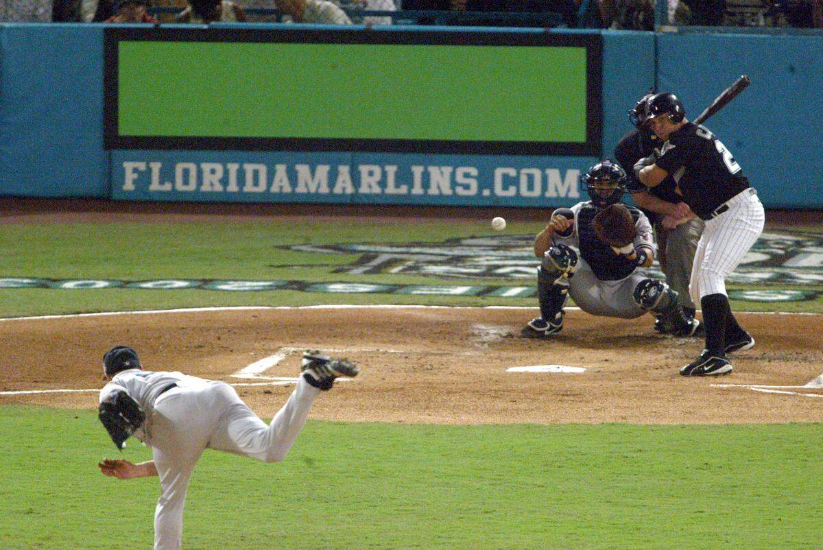 Foto de archivo. Miguel Cabrera le pegó un jonrón a Roger Clemens en cuenta de 2-2 en el primer inning del cuarto juego de la Serie Mundial, el 22 de octubre de 2003.