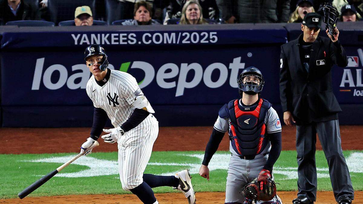 El jardinero de los Yankees Aaron Judge pegó un jonrón de dos carreras en el séptimo inning ante los Guardianes de Cleveland, en el segundo partido de la Serie de Campeonato de la Liga Americana, celebrado el 15 de octubre de 2024 en Nueva York.