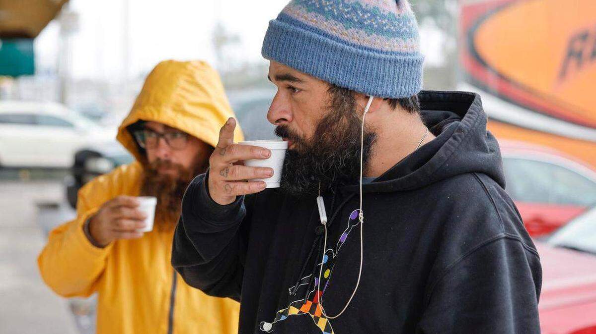 Abrigado contra el frío, Erik Bethencourt, de 34 años, toma un cafecito frente a la ventanita de un café en Bird Road, en Miami, Florida, el 24 de enero de 2025. AL DIAZ adiaz@miamiherald.com