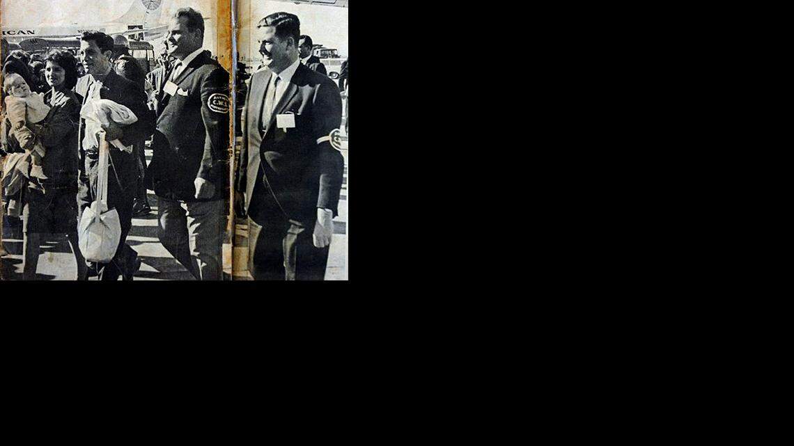 Rebeca y José Anorga con su hija Rebeca (izquierda), fotografiados al arribar al aeropuerto de Miami en el primer Vuelo de la Libertad, procedente de Cuba, el 1ro de diciembre de 1965.