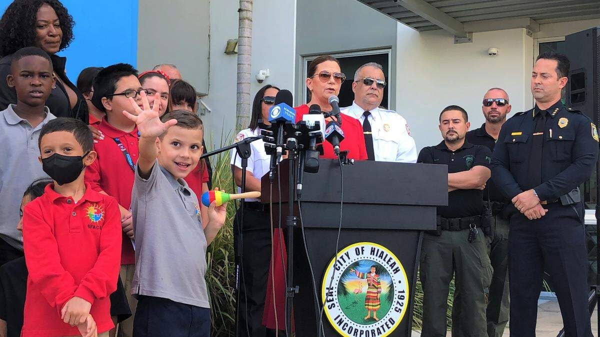 La Ciudad de Hialeah entregó 300 kits, en la escuela autónoma de autismo del sur de Florida (SFACS), que sirven para facilitar la búsqueda de un niño que se pierda.