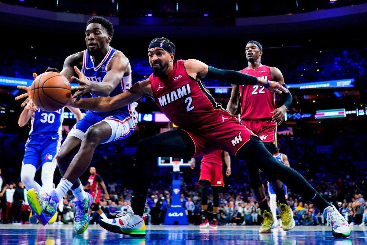 El jugador de los 76ers Shake Milton (izq.) y Gabe Vincent, del Heat de Miami, luchan por un balón en el partido celebrado el 6 de mayo de 2022 en Filadelfia.