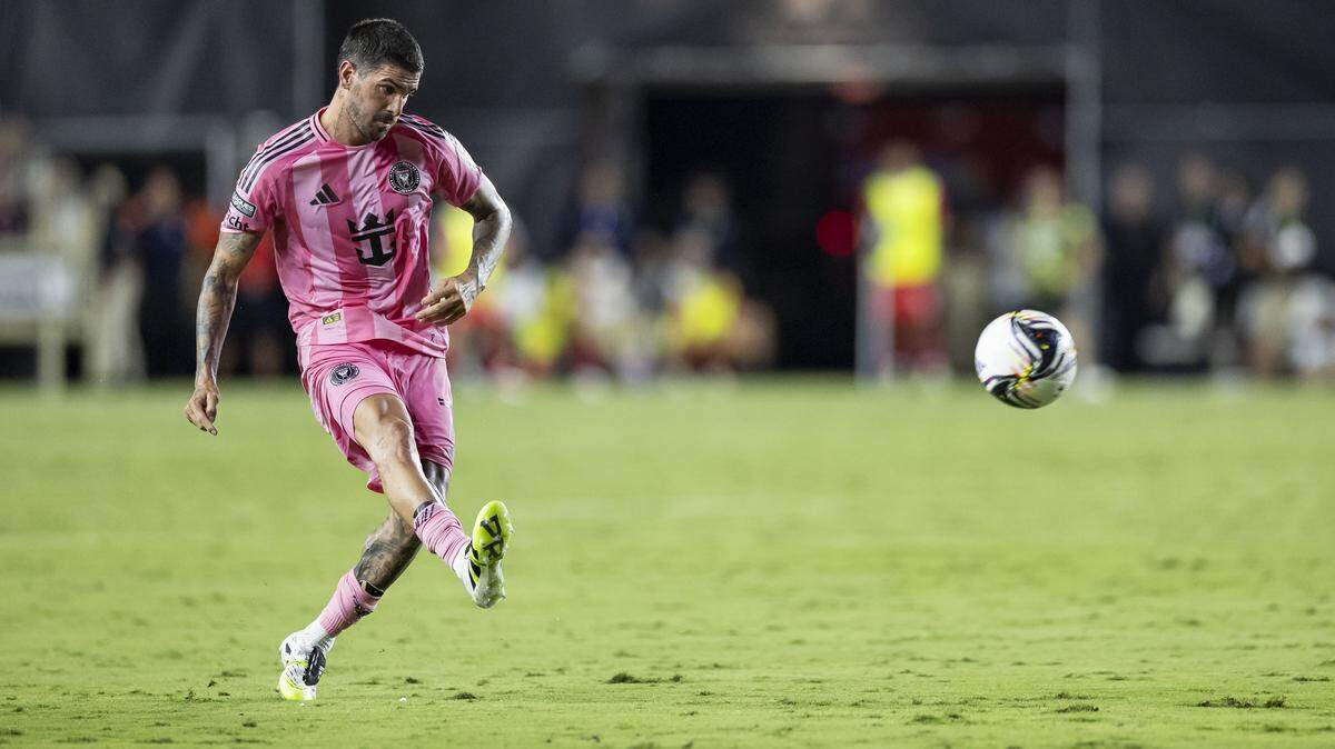 El mediocampista del Inter Miami Rodrigo De Paul  lanza un tiro libre contra Necaxa en la segunda mitad del partido de la Leagues Cup, celebrado el 2 de agosto de 2025 en el Chase Stadium en Fort Lauderdale, Florida.