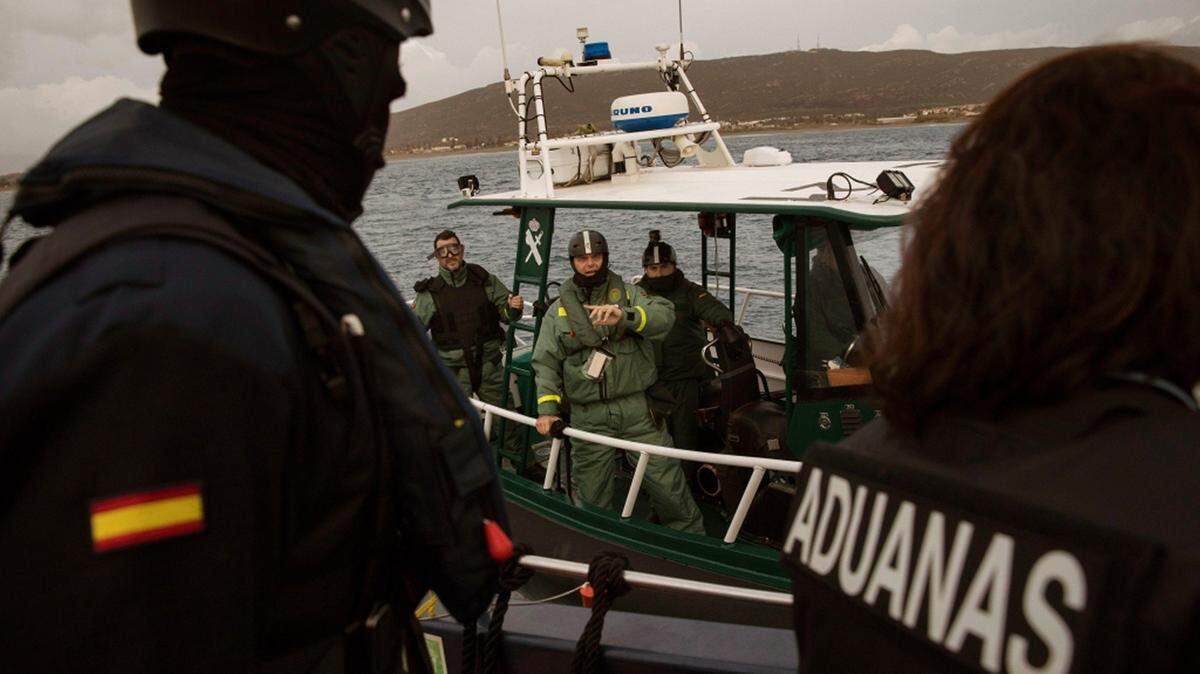 Los agentes del Servicio de Vigilancia Aduanera de España custodian la costa sur fronteriza con Marruecos.