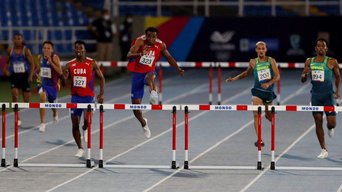 Foto de archivo. El medallista de bronce en los 400 metros con vallas, Yoao Illas (centro), es uno de los atletas que abandonó la delegación cubana en los Juegos Panamericanos en Santiago de Chile.