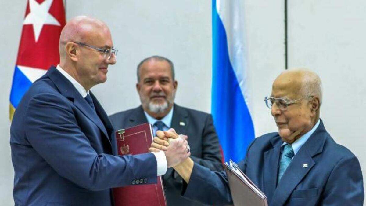 El vicepresidente ruso Dmitry Nikolaevich Chernyshenko (izquierda) y el viceprimer ministro cubano, Ricardo Cabrisas Ruiz (derecha), celebran firmas de convenios para proyectos de Moscú en La Habana.