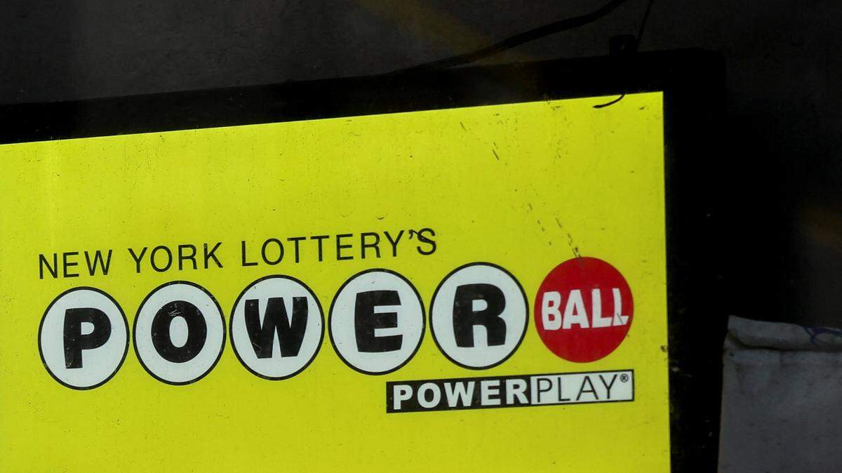 Un cartel de Powerball se muestra en un quiosco de prensa el 23 de diciembre de 2025 en la ciudad de Nueva York.