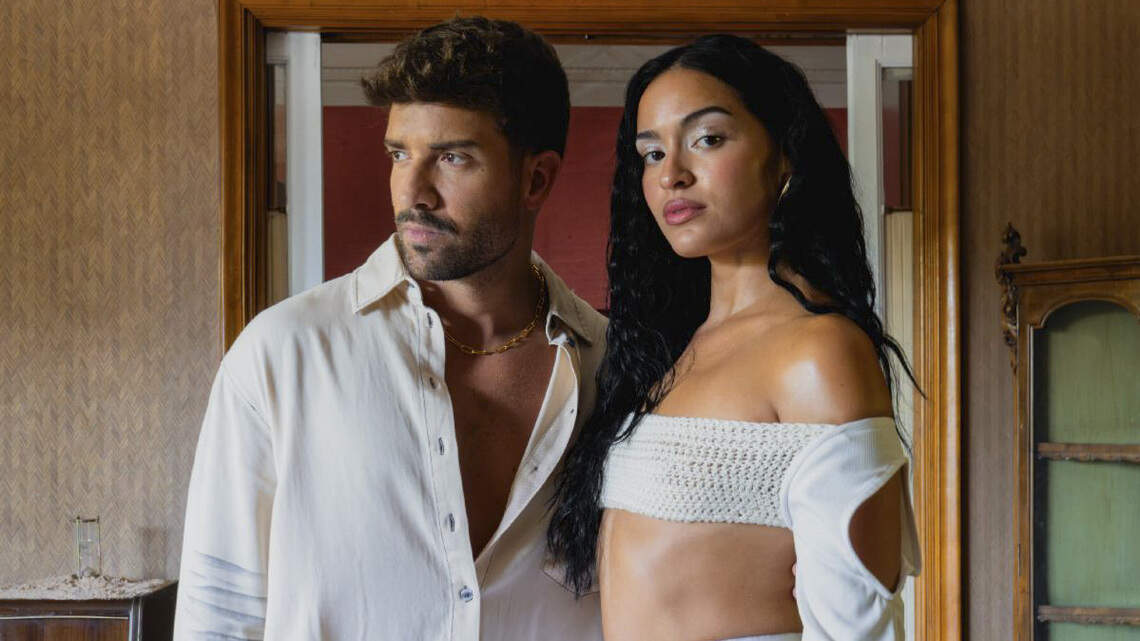 Riza une culturas y talentos en “Deditos cruzados”, junto a Pablo Alborán