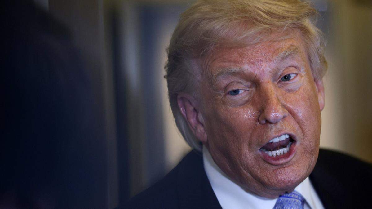 El presidente de Estados Unidos, Donald Trump, habla con los medios de comunicación a bordo del Air Force One el 15 de mayo de 2026 mientras regresa a Estados Unidos.