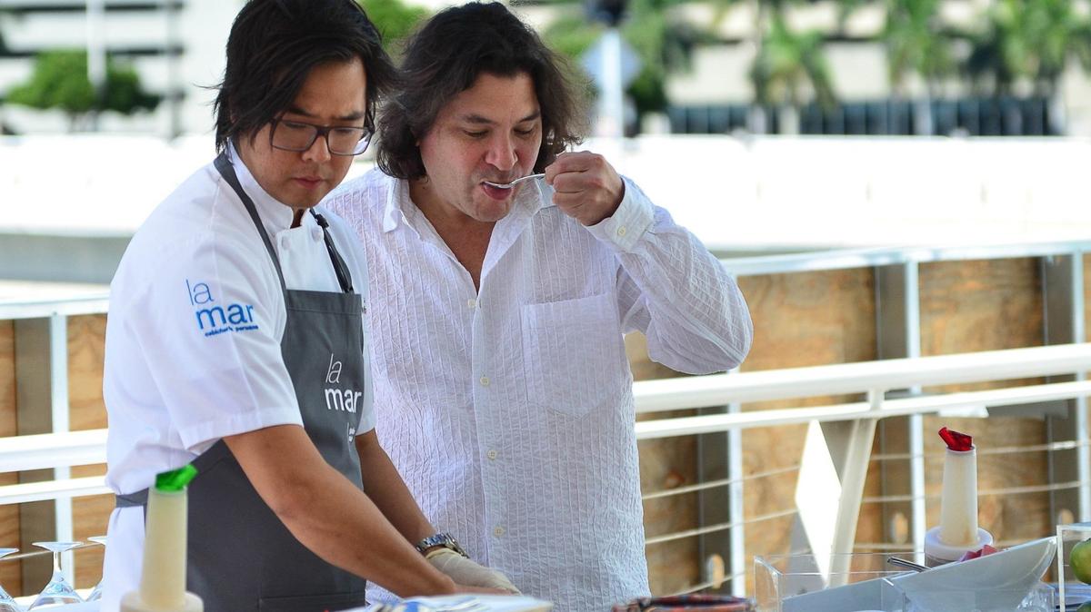 El famoso chef peruano Gastón Acurio degusta el ceviche de mero del chef ejecutivo Diego Oka de La Mar en el Hotel Mandrin Oriental en Miami, Florida en el 2013.