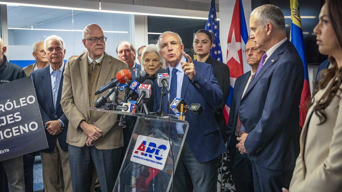 Los congresistas Carlos Giménez (centro) y Mario Díaz-Balart se unieron este jueves a miembros de la Asamblea de la Resistencia Cubana, organizaciones del exilio cubano, funcionarios electos locales y activistas comunitarios durante una conferencia de prensa para anunciar la petición al gobierno estadounidense de varias medidas contra la dictadura en Cuba.