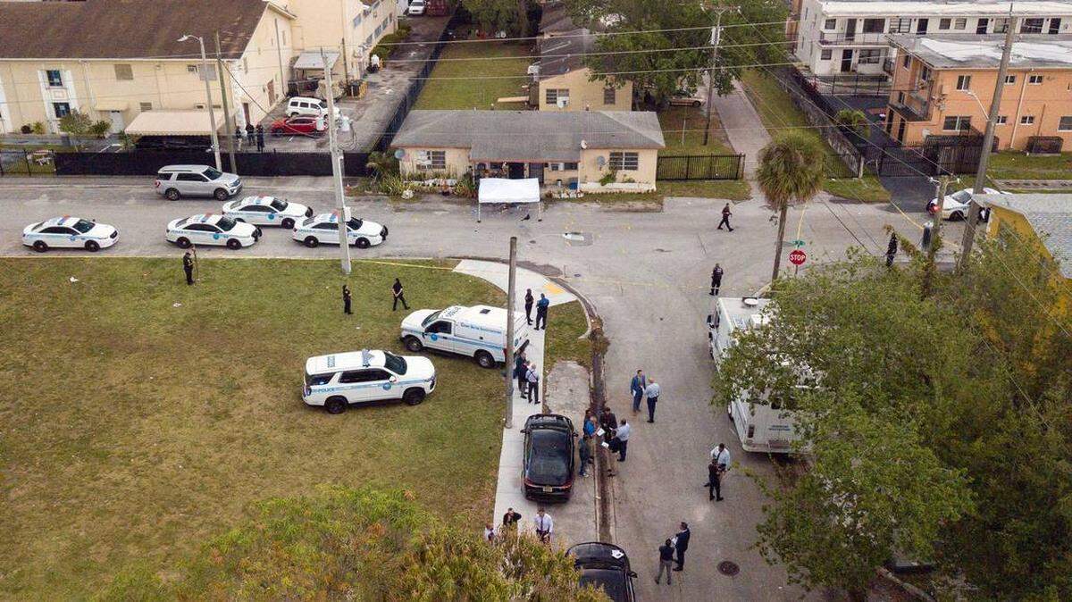 El lugar del incidente, en la calle 58 y la 7 court del noroeste, en el barrio Model City, en Miami, Florida el jueves, 7 de marzo de 2024 después que la policía de Miami baleó a un hombre en el porche de su casa.