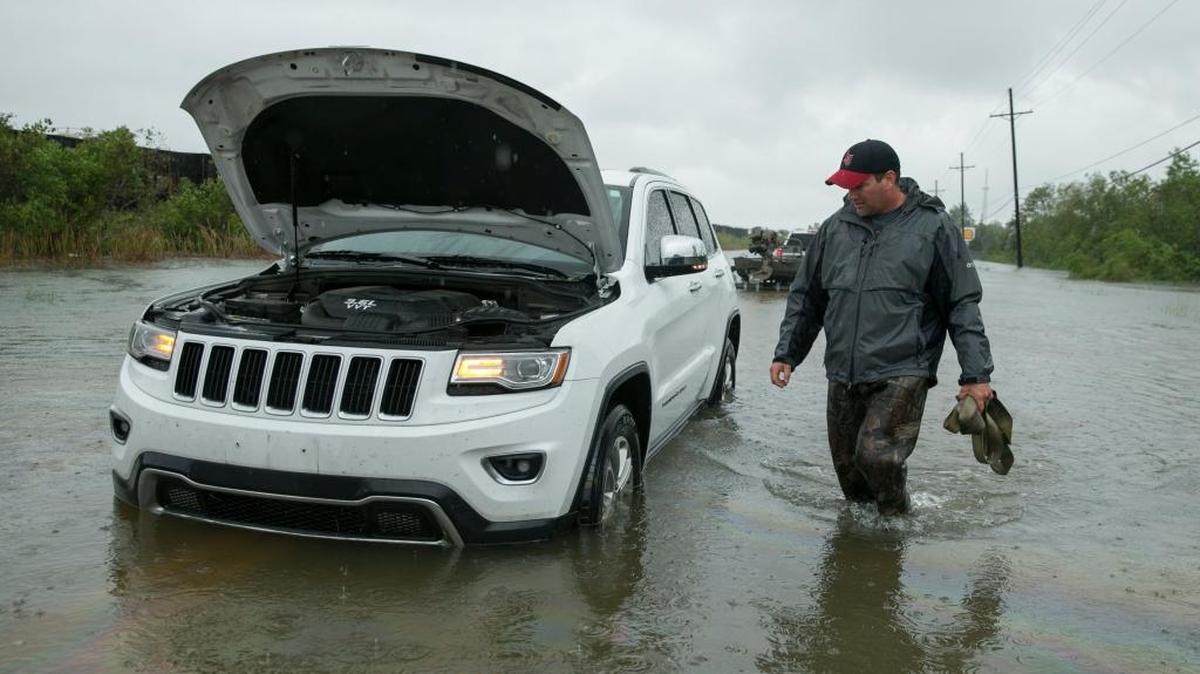 No meta el coche en una inundación, si el agua está por encima del ‘bumper’ (para choques) le entrará agua al motor y se apagará.