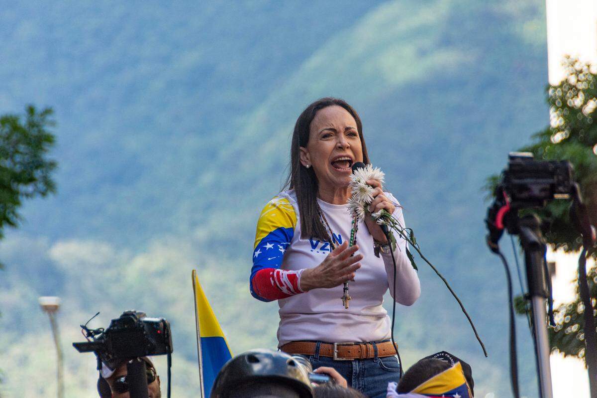 La líder opositora venezolana María Corina Machado habla en un acto para protestar contra la juramentación de Nicolás Maduro, el 9 de enero de 2025 en Caracas, Venezuela.