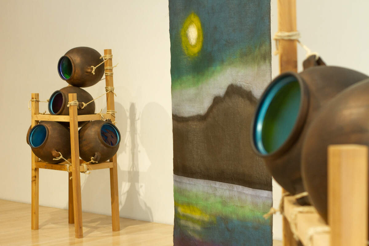 Vista de la segunda sala de la exhibición de Chavajay. Para este artista maya-t’zutujil pintar se convierte en mirar hacia arriba, buscar el sol y convertir el interior de las ollas de barro en pequeños planetarios.