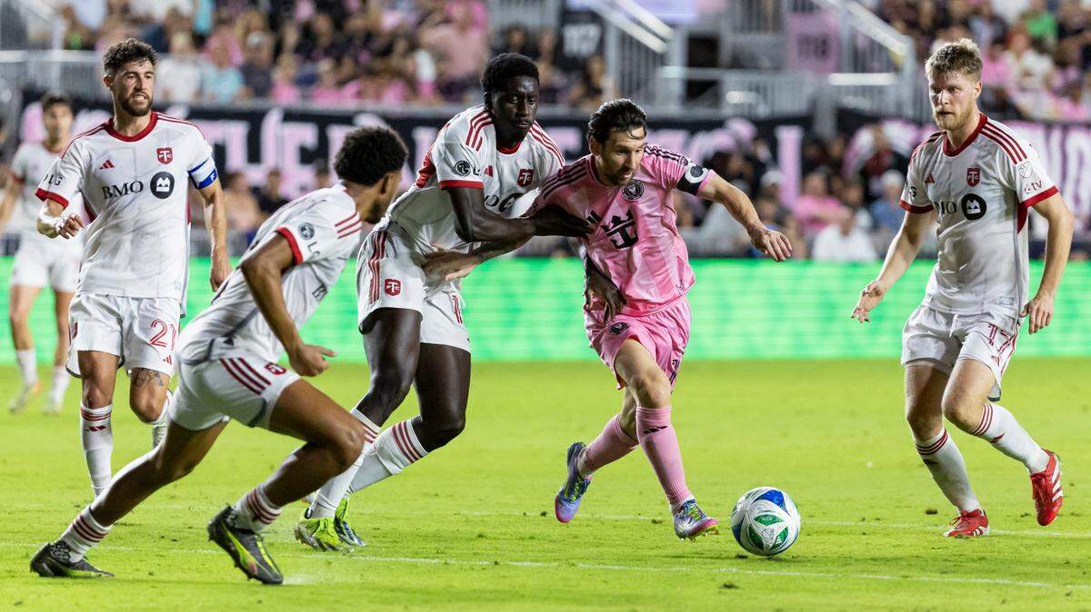 El delantero del Inter Miami Lionel Messi corre con la pelota ante la marca de los jugadores del Toronto FC, en el partido de la MLS celebrado el 6 de abril de 2025 en el Chase Stadium en Fort Lauderdale, Florida.