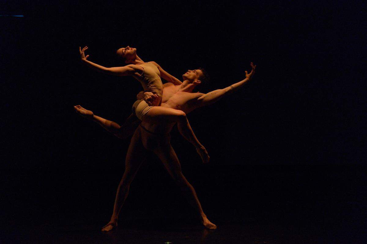 Claudia Lezcano y Fabian Morales de Dimensions Dance Theatre of Miami en “Space Between Words” de Donna Goffredo Murray. 