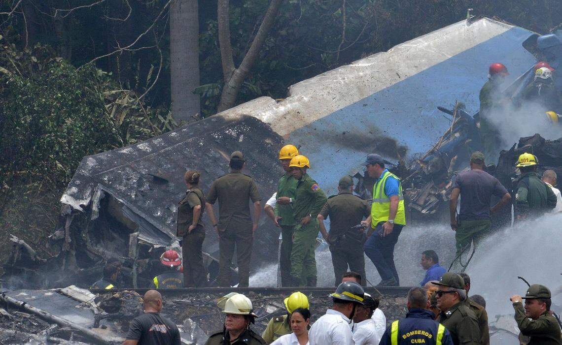 El personal de emergencia trabaja en el lugar del accidente después de que un avión se estrelló después de despegar del aeropuerto José Martí de La Habana el 18 de mayo de 2018.