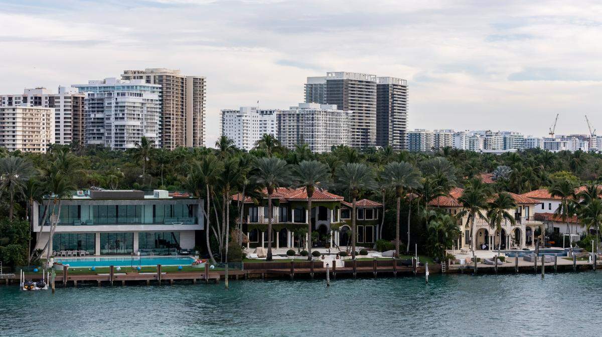 Una vista de una propiedad de Shlomi y Orly Alexander ubicada en 248 Bal Bay Drive el pasado 21 de diciembre en Bal Harbor.