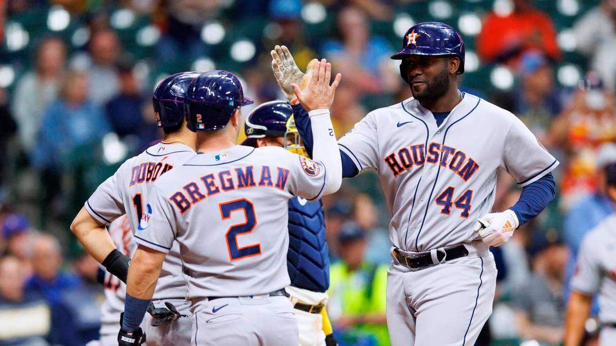 El cubano Yordan Álvarez tuvo un grand slam entre sus dos jonrones y los Astros de Houston aplastaron el lunes 12-2 a los Cerveceros de Milwaukee para ligar su octava victoria consecutiva.