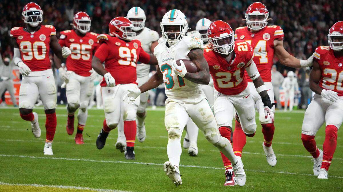 El running back de los Dolphins de Miami Raheem Mostert (31) anota un touchdown en el partido ante los Chiefs de Kansas City, celebrado el 5 de noviembre de 2023 en Frankfurt, Alemania. 