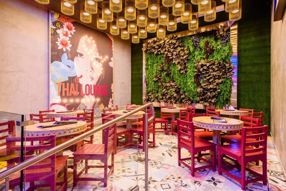 La sala Thai Lounge cuenta con un jardín vertical en Doral. 