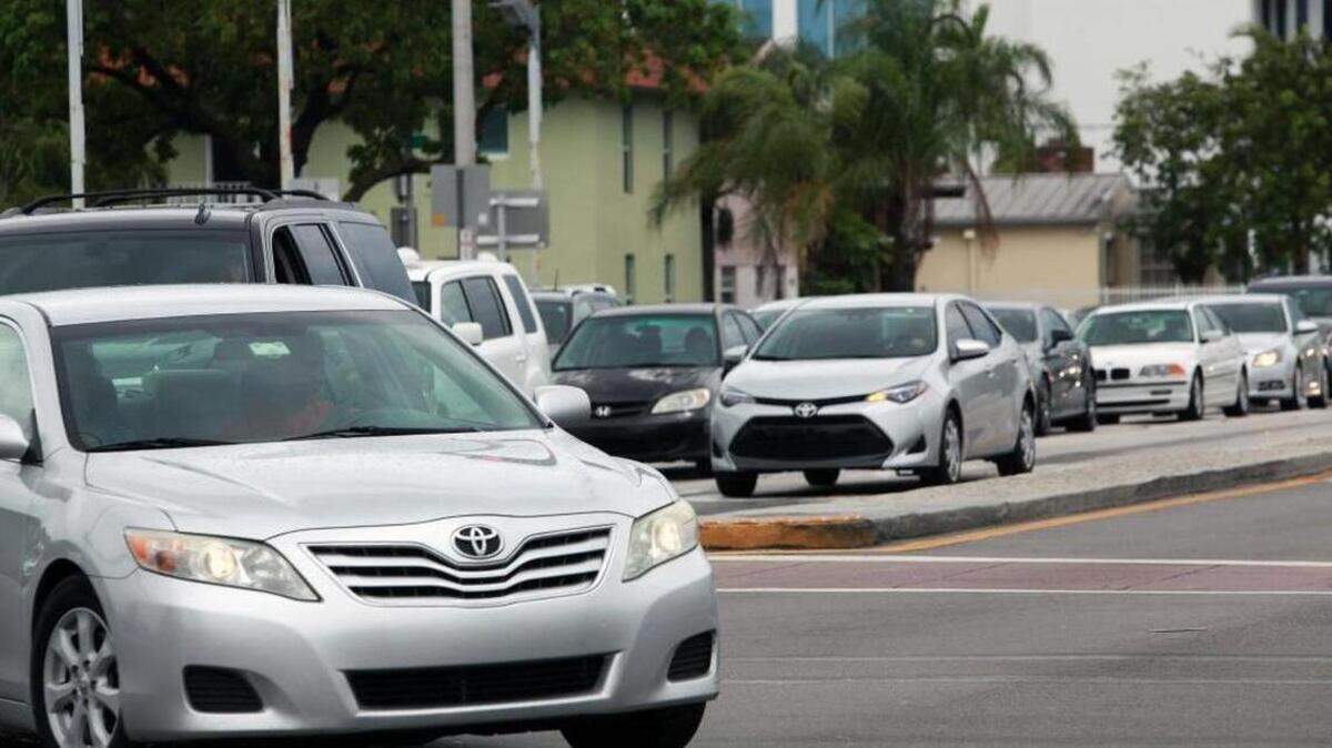 En Miami y toda Florida, las direccionales son obligatorias: señalice 100 pies antes de girar, use señales manuales si es necesario y evite multas de hasta $150.