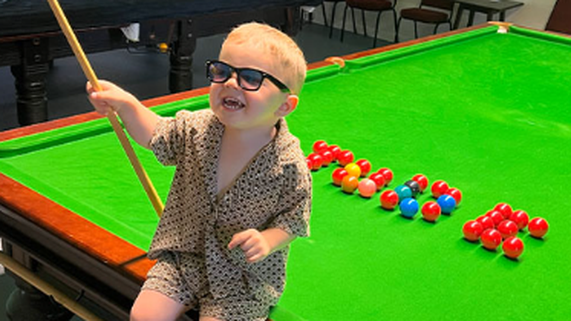 ¡Genio! Niño de dos años hace historia al imponer dos récords Guinness en billar