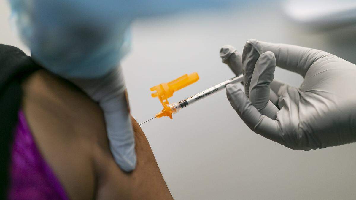 La enfermera licenciada Delores Fye pone la vacuna Pfizer-BioNTech a Marivel Peres durante un evento de vacunación en Homestead el 12 de junio de 2021. 